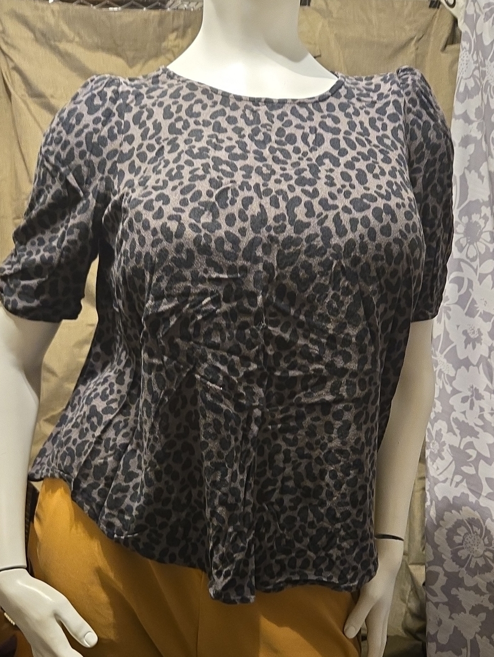 torrid Gray Leopard Print Puff Sleeve Top